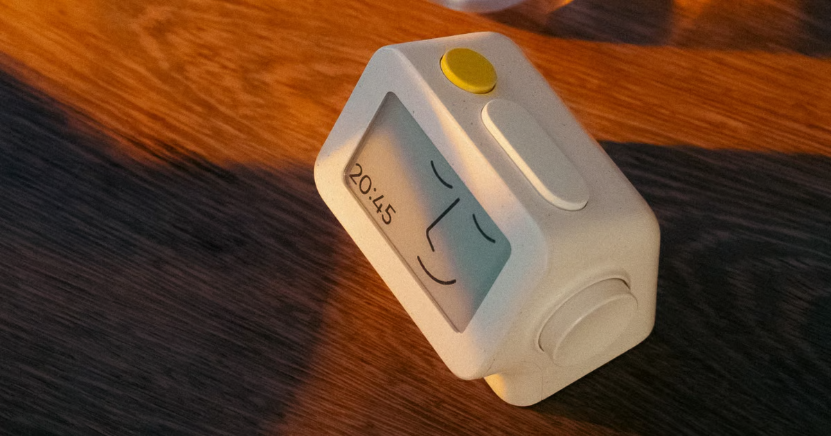 Tiny e‑ink alarm clock with sleepy face